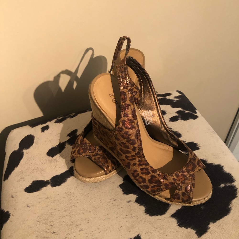 Zigi Soho Leopard Wedge Open Toe Sandal size 8 only worn once